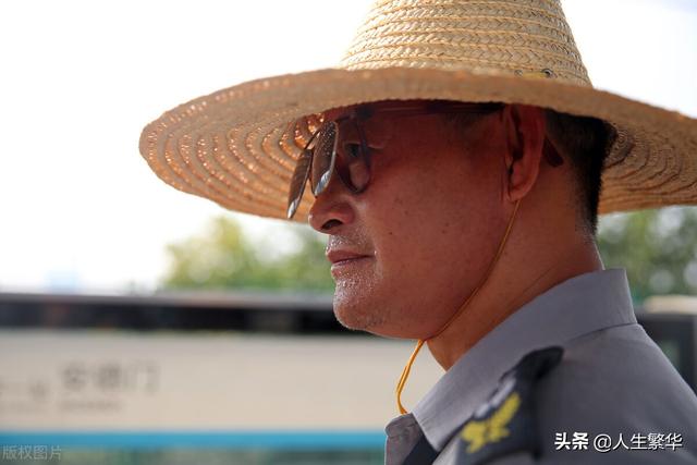 遇到挫折时要想想：当上帝关了这一扇门，一定会为你打开另一扇门