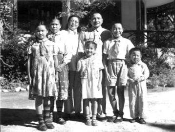 1950年，邓小平首次见到比他大五岁的继母，之后用了三种不同称呼