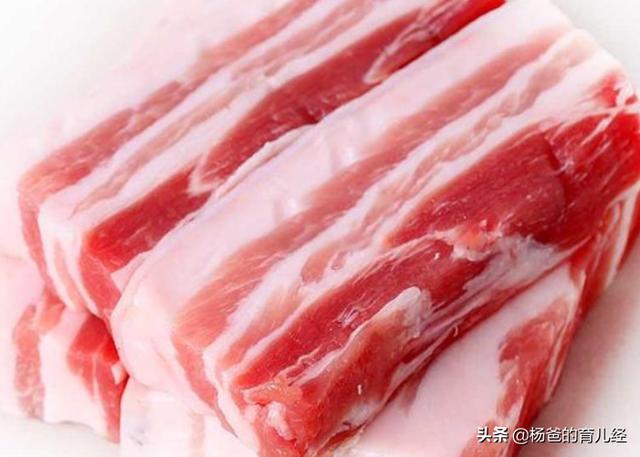 五花肉这样吃太美味，搭配芹菜和豆腐，营养又解馋，孩子特爱吃