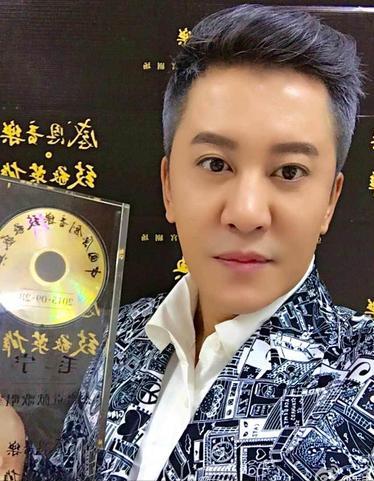 52岁毛宁商演捞金，搂富婆深情对唱，互动卖力被质疑整容
