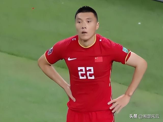 米卢不懂保护性接应，前锋就该离球门更近！谈国足战术，米卢笑了