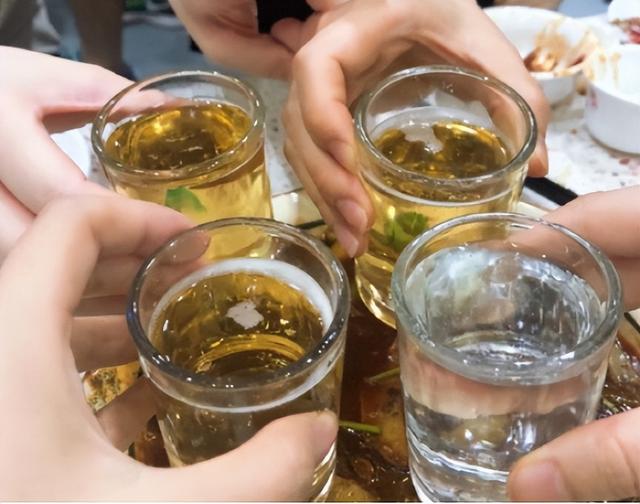 为何患脑梗的人越来越多？5种食物容易让血管变堵，切记少吃