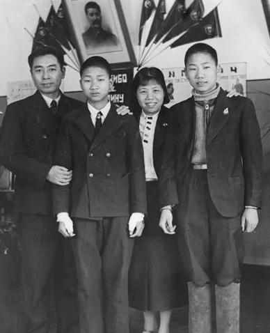 1950年毛主席身边有4个子女？李敏大笑：因为江青妈妈老想挤进来