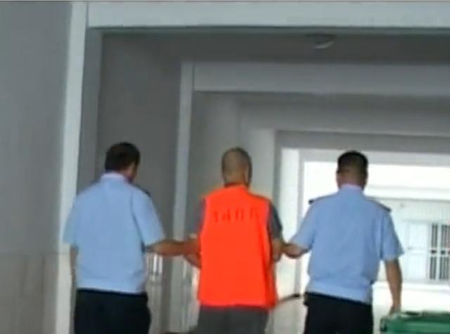 11年云南男子头疼呕吐，身上散发臭味，检查发现脑中插着一把匕首