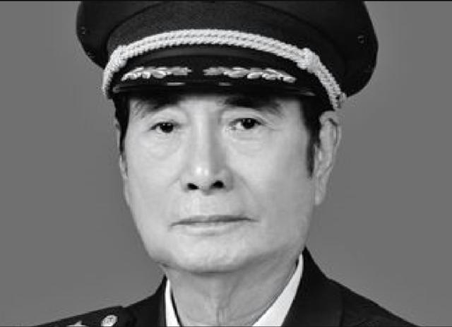 2007年江西老兵给战友扫墓，意外发现自己的墓碑，领导高度重视