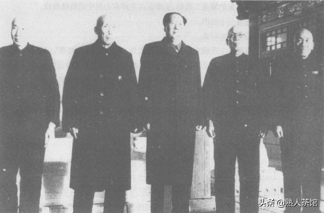家宴上，毛主席抓着老人的手，对江青和大家说：你们知道他是谁吗