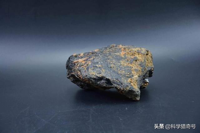 科学家从陨石中发现未知生物DNA，由此推测：地球生命来自宇宙
