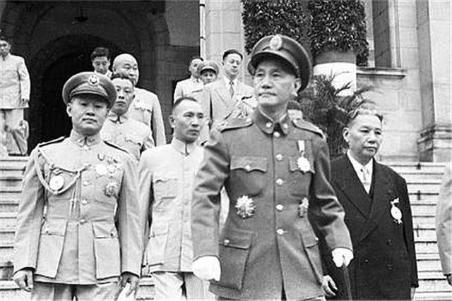 重庆谈判，蒋介石说可以让毛主席做新疆省长，毛主席听完哈哈大笑