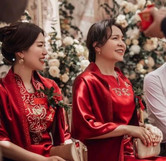 女士参加婚礼着装图片(女士参加婚礼着装图片夏季)