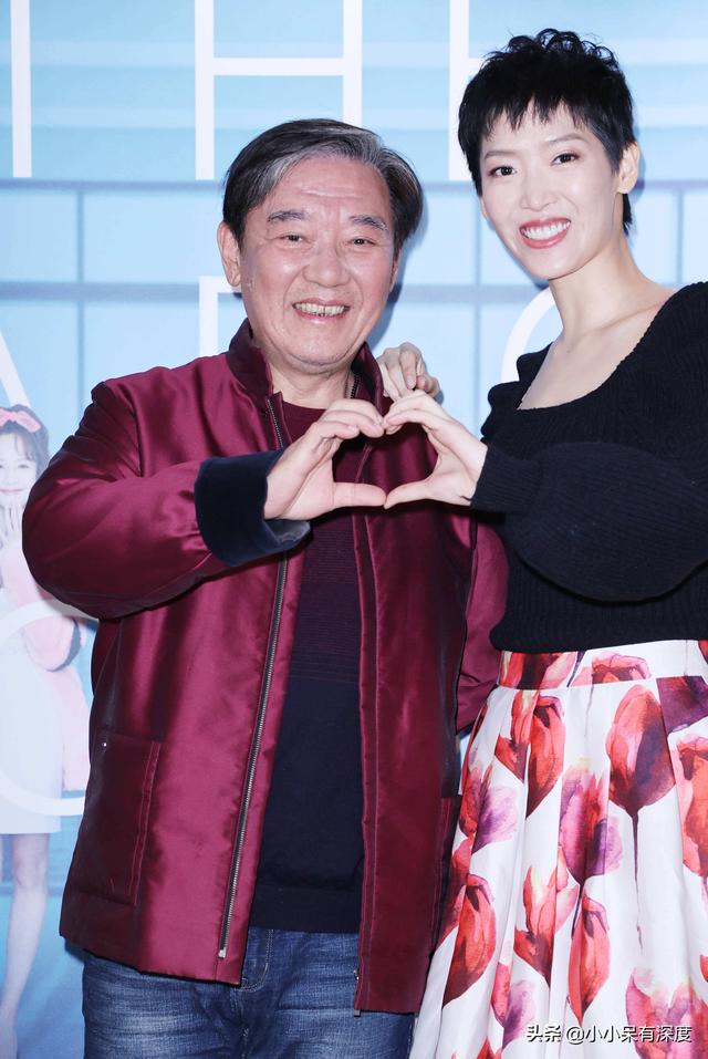 老戏骨李立群的隔离生活，与妻子照片，头发花白互相依偎恩爱十足