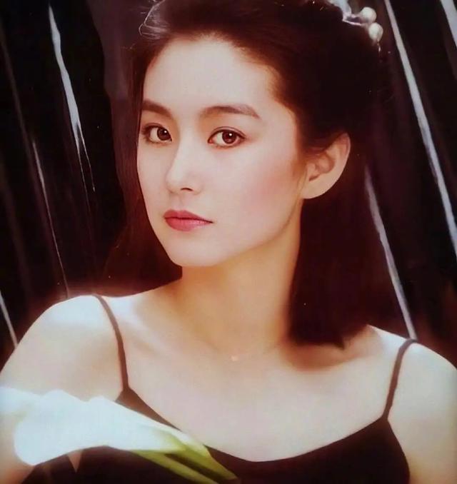 林青霞被誉为"东南亚第一美女",在她事业最当红的年代,林青霞无疑是