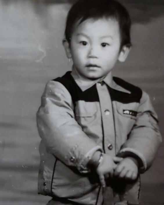 1984年,朱亚文出生于江苏盐城的一个高知家庭.