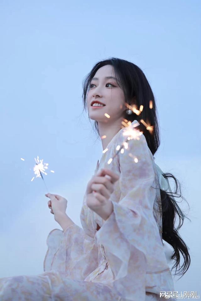 花枝招展杨肸子