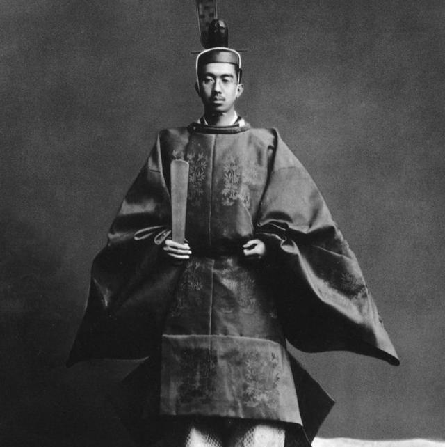 二战日本战败后，裕仁天皇为免一死，到底给了麦克阿瑟什么东西？