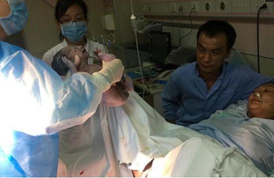 折翼天使顽强产婴，34岁四肢截肢孕妇，靠腕部发力顺利当妈