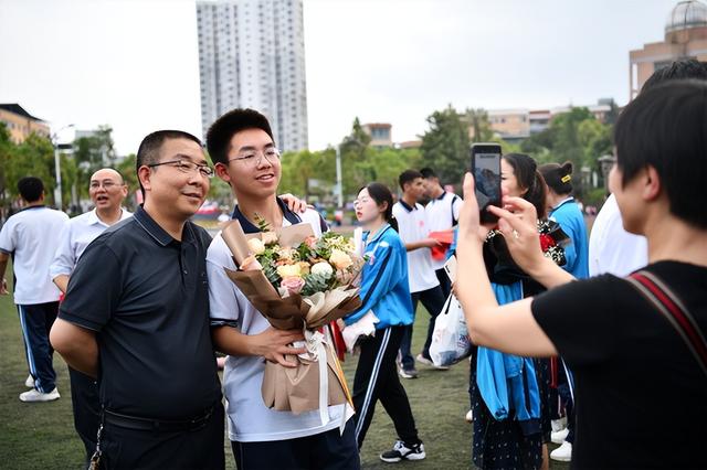 看！这是余庆中学的成人礼！！！