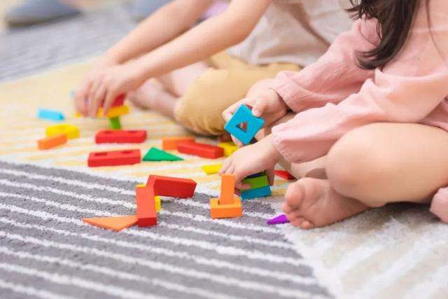 搶著玩才“香”？孩子搶玩具，大人頭疼，用這幾招“標(biāo)本兼治”