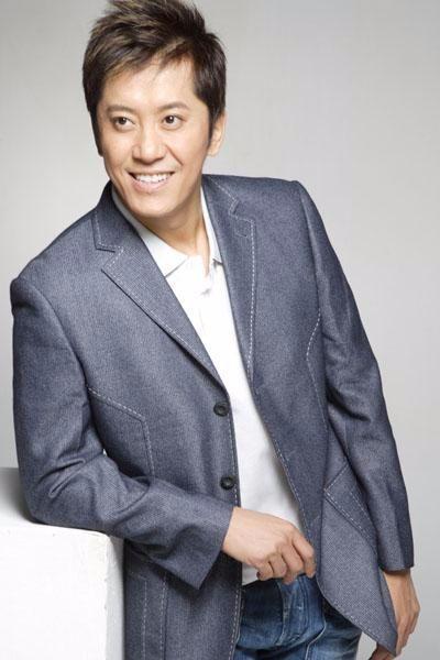 52岁毛宁商演捞金，搂富婆深情对唱，互动卖力被质疑整容