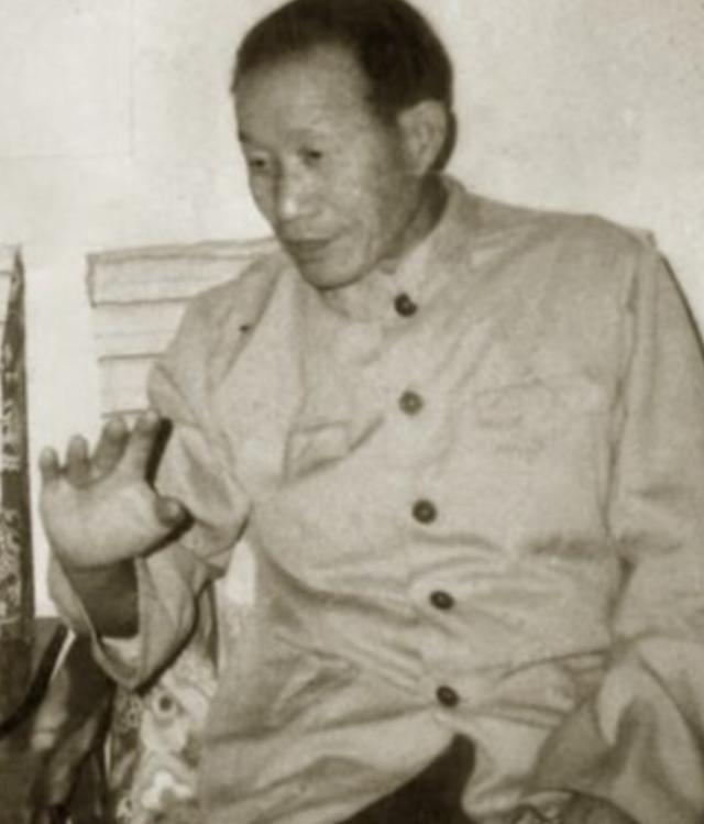 1964年，毛主席看京剧大戏，指着主角连忙问：这人现在什么职务？