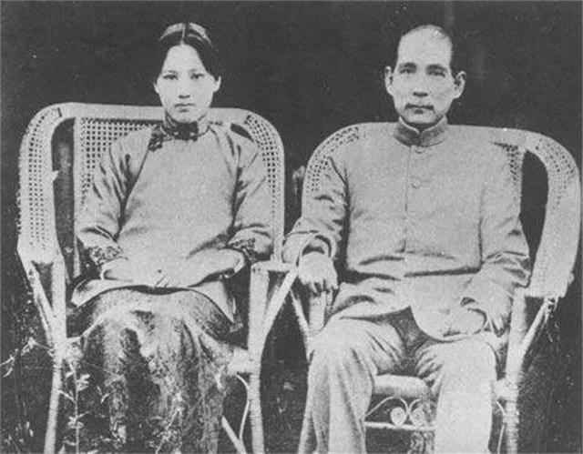 孙中山遗体如何处理？从永久保存到混凝土封固，吊唁后移放中山陵