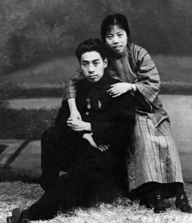 清理周恩来遗物时，办公桌里发现毛主席手书，打开后：众人皆感动