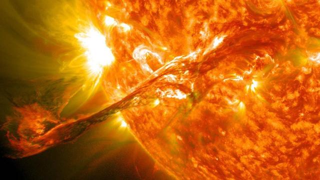 太阳表面出现一条巨大裂缝！深度达12400英里，太阳没事吧？