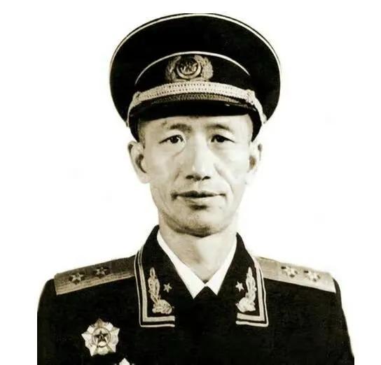 周希汉向17岁的周璇求婚，对方却不表态，陈赓拍板说：今天就结婚