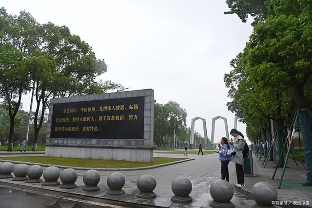 长沙医学院北门违建楼房倒塌，湘潭大学竟然无辜背锅？