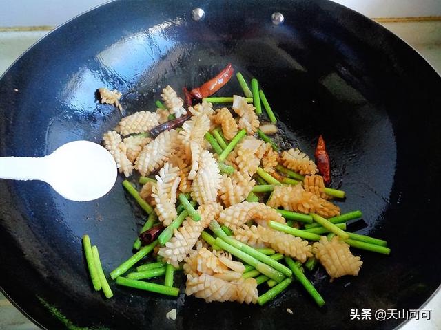鱿鱼花怎么做好吃？和它搭配，几分钟炒一盘，脆嫩爽口无腥味