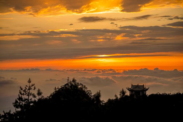 落日晚霞云海，是黄山旅行可遇不可求的美景，如梦似幻的人间仙境