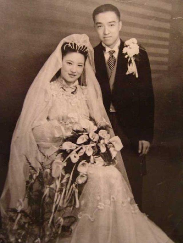 旧上海滩美人任芷芳，床单必须一天一换，晚年却在街头摆摊卖油条