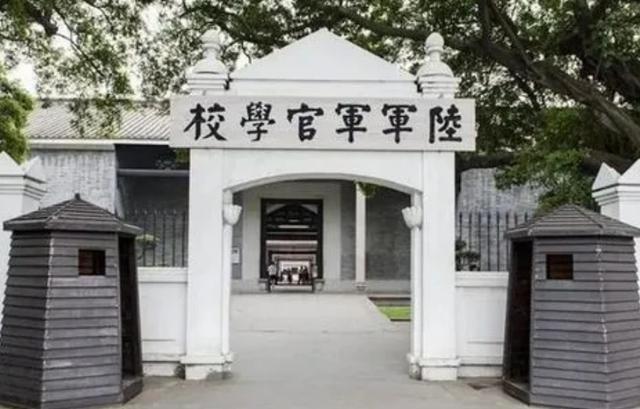 1956年陈赓带一少年来到中南海，碰见周恩来，陈赓：你看他像谁？