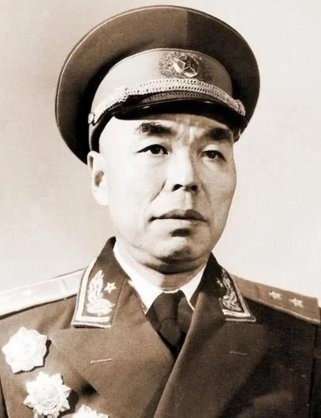 钟赤兵中将阎揆要(1904年—1994年,陕西佳县人,时任中国人民解放军