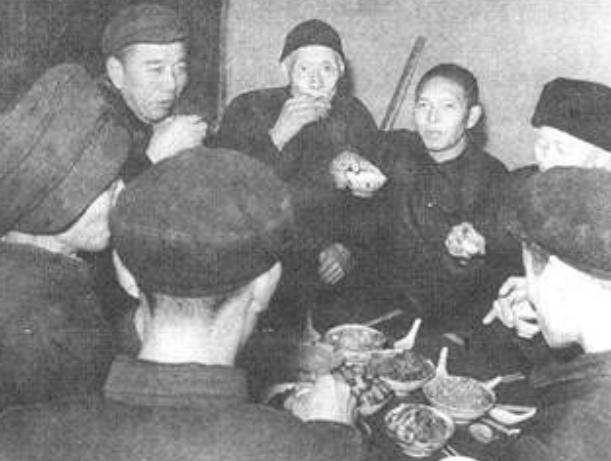 王震司令找县长办事，居然被铐了起来！县长：我是县长，我说了算