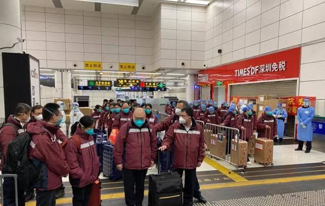 疫情汹汹！为何医管局“黄医护”还要拒绝祖国的支援呢？香港医院外的这一幕让人心酸！风雨无阻，他们来了