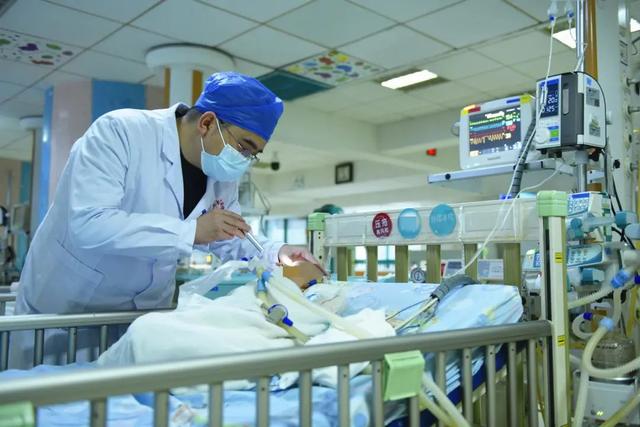 2个月大宝宝出现脑损伤，这种冬季急症大都来自过度“关怀”