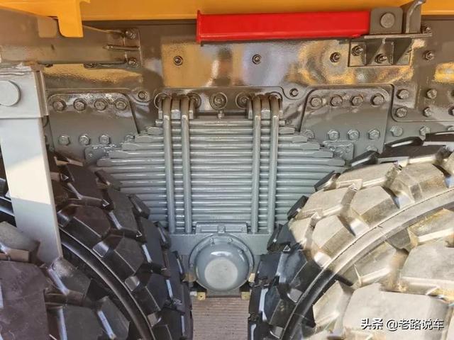 宇通宽体矿用自卸车