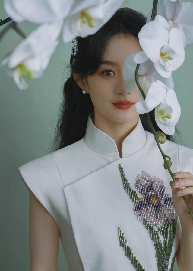 五四晚会：赵丽颖大变脸，关晓彤化浓妆，她们俩赢得毫不费力