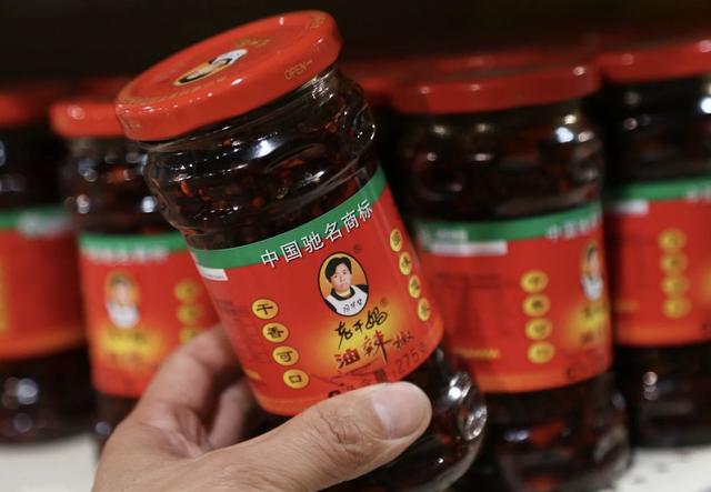 涨价15%！辣酱“围猎”老干妈，陶华碧的接班人靠谱吗？