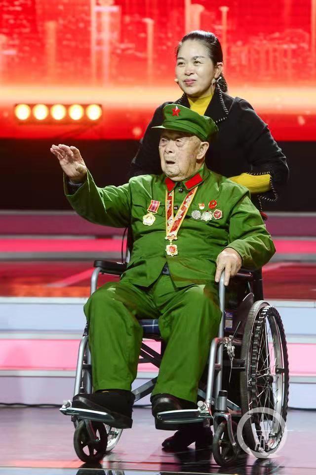 养蚕老汉隐藏身份36年，连妻儿都瞒着，因工作人员填错地名而暴露