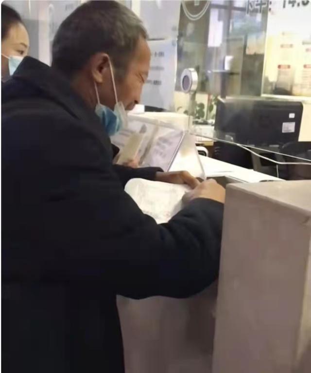 人生之悲哀！四川老人攒一辈子的钱，一次生病全没了