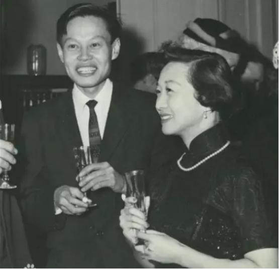 杨振宁见到杜聿明时称杜先生好，周总理笑了笑说：该叫岳父