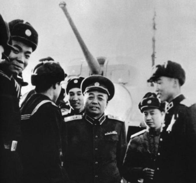 1965年，彭德怀冒雨探望邓华，在门口停下，警卫员：怎么不进去？