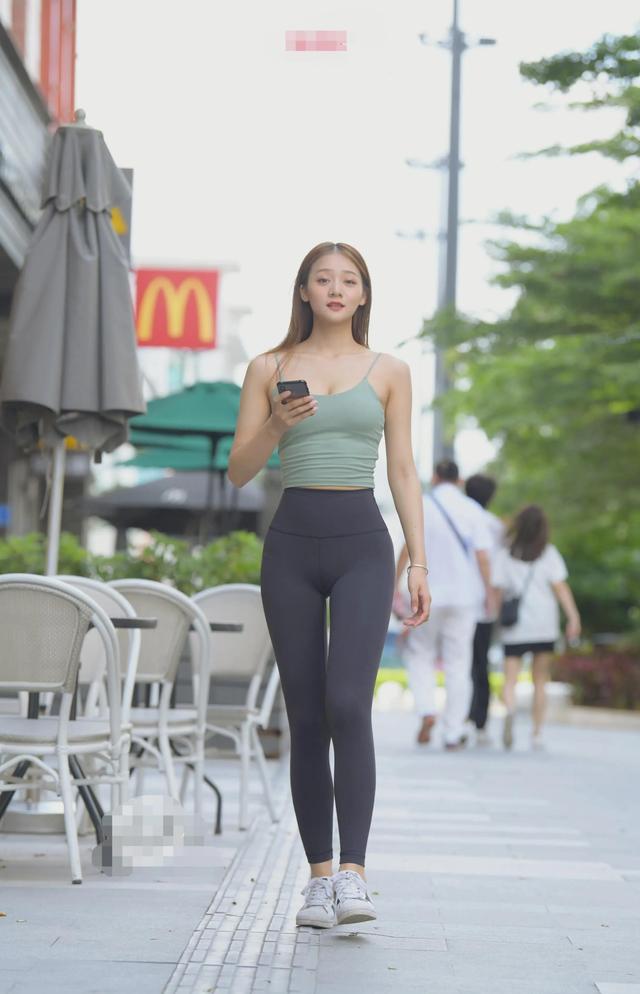 绿色吊带，紧身瑜伽裤搭配完美身材，这么甜美的小姐姐你爱了吗？