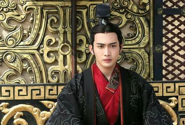 宴会上，荆轲夸一美人的手很好看，不久太子丹便将那双手送给了他
