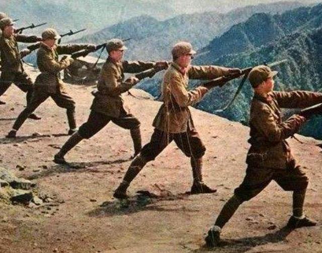 1981年血战法卡山：越军敢死队抬棺参战，解放军用刺刀逼退敌人