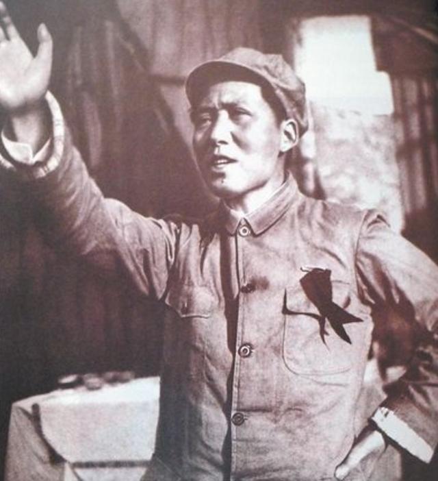 红军改编八路军提出四个军长，蒋介石坚持定三个师长，去掉了谁？