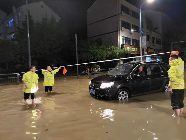 一场暴雨侵袭当阳，他们在暴雨中各种背、各种推、各种抬、各种扶、各种守……