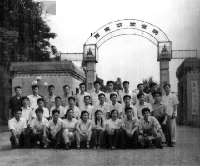 传奇！他15岁辍学当兵，后升为将军，出任这所大学首任院长！