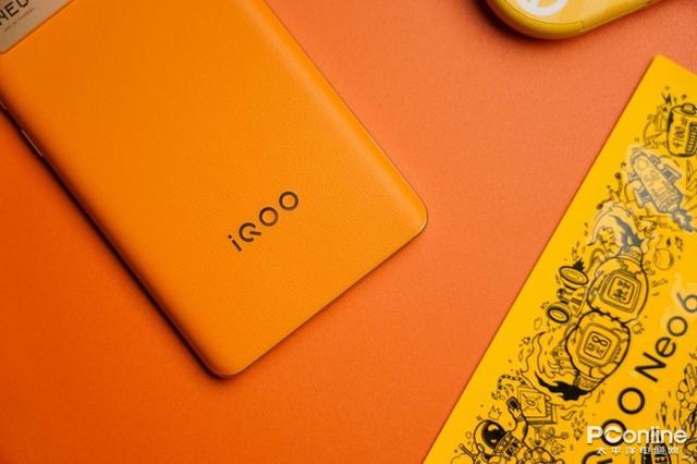 2K价位最好手感？iQOO Neo6经典素皮让你一触难忘